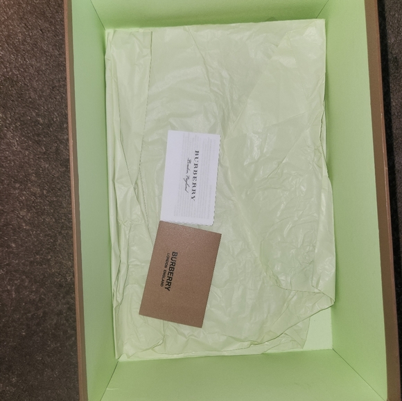 Burberry shoes and t-shirt authentic bundle - Picture 9 of 9